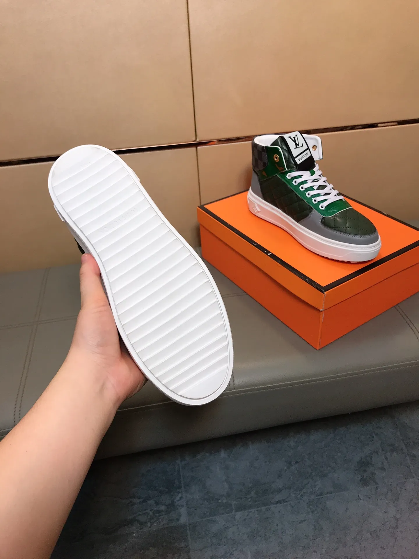 Factory price 400 👟👟🤝 (LV Louis Vuitton) New Korean style high-top casual shoes for men [Proud] hot style, imported cowhide with original printing, genuine leather lining, wear-resistant and non-slip rubber outsole. If you are still worried about wearing matching shoes, then these shoes are your best choice! Code number: 38-44